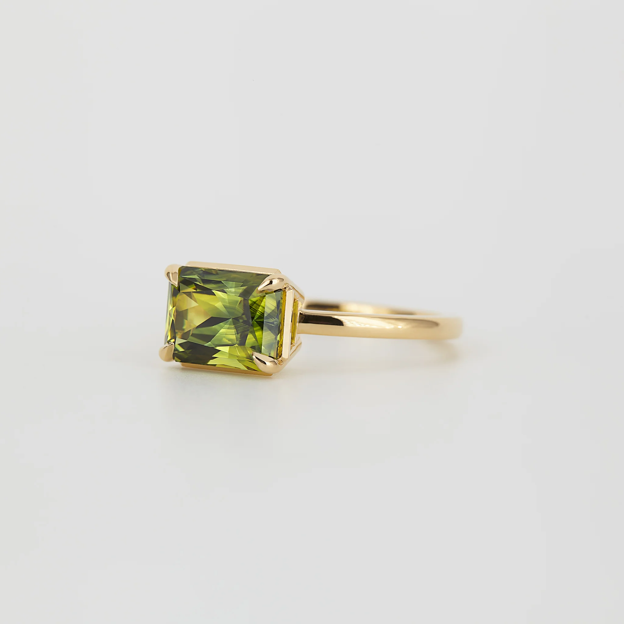 Aaren East-West Radiant-Cut 2.77ct Australian Parti Sapphire in Yellow Gold - Image 2